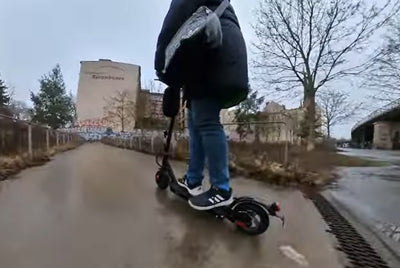 Was passiert, wenn ein E-Scooter 30 km/h fährt?