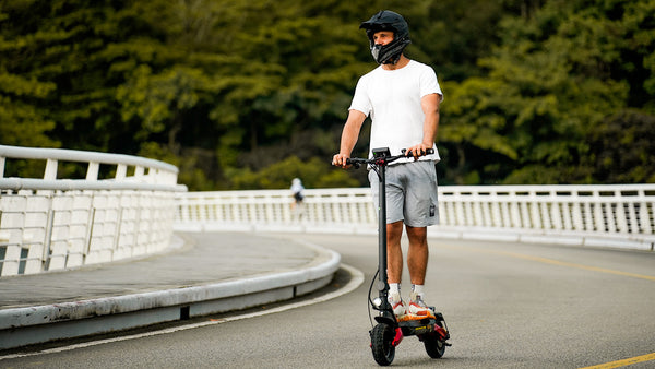 E Scooter Akku Explodiert – Ursachen, Sicherheitstipps & Vorbeugung